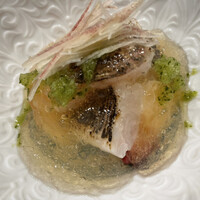 平ちゃん - 太刀魚に桃を合わせた一品　おでん出汁ジュレが不思議と良いマッチング