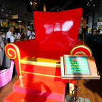 ラッキーピエロ - 財運の椅子。これでボクも貧乏から脱出できる♪