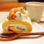 おやつカフェ ホリック - 桃のチーズクリームロールケーキ