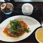 龍潭酒家 - 汁なし担々麺（スープ，生卵付き），魯肉飯