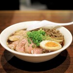 紀州屋製麺所 - 紀州屋製麺所さんの麺を使用。自作ラーメン
            ブラックペッパー＆生姜仕上げ(鰹香る富山ブラック×新潟生姜醤油インスパイア)