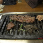 スタミナ苑 - 焼いてるところ