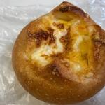 グレンドール - ハイジのパン１８３円。
 
シンプルな生地にダイス・ラクレット・パルメザンの３つのチーズを合わせたパンです。
 
