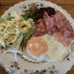 ポプラの樹 - 目玉焼き、ベーコン、サラダ、漬物