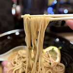 魚々麺 園 - まぜまぜ後の麺リフト