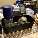 魚々麺 園 - 味変アイテム