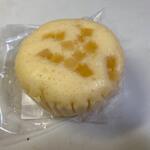 グレンドール - リンゴメイプル蒸しケーキ１６２円。
 
リンゴジャムとメイプルシロップを練りこんだ生地に青森産のふじりんごをトッピングしてあります。
 