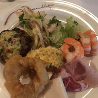 トレーダーヴィックス東京 - ランチビュッフェ８２５０円。ボイルシュリンプ、ゴールドミートなど。シーフードはこの海老とイカリング、焼きそばの具材だけです。。ただの茹でた海老ですが、ぷりぷりで旨味もありました（╹◡╹）