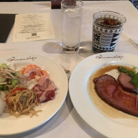 トレーダーヴィックス東京 - ランチビュッフェ８２５０円。ローストビーフなど。ローストビーフはさすがの美味しさです（╹◡╹）。左のお皿のアジアンサラダが病みつきになる味わいです（╹◡╹）