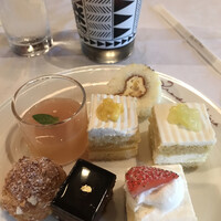 トレーダーヴィックス東京 - ランチビュッフェ８２５０円。ケーキ色々。ショートケーキとオペラが特に良かったです（╹◡╹）。シュークリームのようなものとロールケーキ、ゼリーはあまりお勧めできません(^_^;)