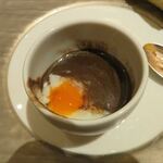 シェ・イノ - 温度卵・黒トリュフのピューレ掛け