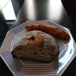 CALVA - パンコンブレ（手前）・ケーセ ラウゼン（奥）