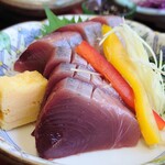 丸光亭 - 「カツオ刺身定食」のカツオ刺身をアップで‥