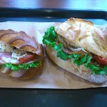 モン・ペシェ・ミニョン - クルストウィッチ（左はハムとチーズ、右はサーモン）