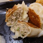 麺's - みぞれ餃子の断面　肉肉しい餡