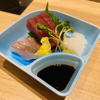 個室和食 肉割烹 吟次郎 品川駅前店 - 刺身三点盛り　275円
