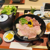 個室和食 肉割烹 吟次郎 品川駅前店 - ローストビーフと黒毛和牛プレミアムひつまぶし　1,650円
