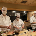 鮨 むらやま - みんな仲良く海老剥いてまーす♪