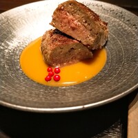 焼肉うしごろ 銀座並木通り店 - 究極の黒タンバーグ