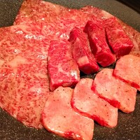 焼肉うしごろ 銀座並木通り店 - 薄切りタン、リブ芯、厚切りハラミ