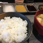 とんかつ 大喜 - ・ご飯とソース