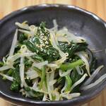 Bean sprouts and spinach namul