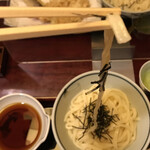 和楽庵 はなれ - 麺は細麺、コシがあって、喉越し、歯応えは満足。量も丁度よし。長さが短め、つけ汁が天つゆなので、うどんには塩っぱく、調整要。