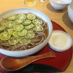 Yamagata Soba Saryou Tsukinoyama - すだちそば（冷）。