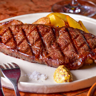 We offer hearty Steak and colorful seasonal dishes♪