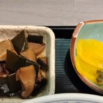 南秋ラーメン - 椎茸と昆布の煮物と漬物