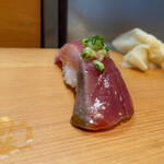 築地すし大 - 鰹（気仙沼）
            スルッとした口当たりに新鮮な風味が良い。
            基本的に巻物以外は味付けされている江戸前寿司です。