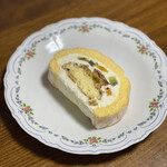 Pao de lo - こうやって撮ると普通のロールケーキに見えますよね。お皿の直径は24cmなんです。