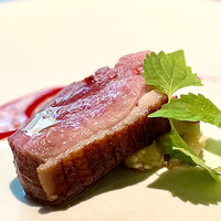 アコルドゥ - ⑥ヤマトマルナス、カモとナス ～葛城山で育つ大和合鴨のロースト。大和丸茄子の旨味に雲丹を添えるというトロットロの組み合わせ。奈良の赤味噌、ハイビスカスと胡椒を効かせたソース。