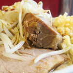 ラーメン二郎 - 豚の厚み
