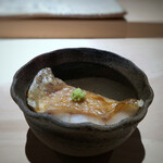 菊鮨 - 喉黒、シャリとともに・・脂ののりがいいですね、勿論美味しい。