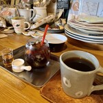 cafe mamenoki - アイスコーヒーとホットコーヒー