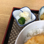 蕎麦処 マルホン - 小鉢のキャベツときゅうりの漬物！