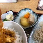 蕎麦処 マルホン - 小鉢の厚揚げとじゃがいも、にんじんの煮物が美味しい！