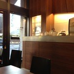 巴裡 小川軒 サロン・ド・テ - 2012/11/02 厨房　木を使ったデザインが素晴らしい