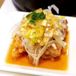 精作名菜軒 湘坊 - 油淋鶏（ユイリンチー）。玉ねぎ・ねぎ・ミョウガ・大葉、薬味を効かせてごはんが進む味