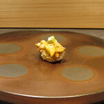 鮨 ともあき - 由良のウニのにぎり