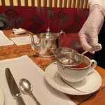 157356778 - ペニンシュラ香港と同じ茶器。スタッフが注いでくれる。時間内であれば何種類でも注文できる。