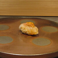 鮨 ともあき - メタカレイのにぎり 肝醤油