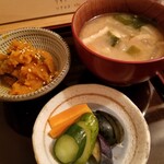 定食 美松 - 汁・小鉢・漬物。