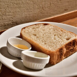 COFFEE VALLEY - Vally Toast@税込400円：レーズン酵母の食パン。はちみつ＆バター添え。