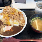 Yoshinoya - 肉だく牛黒カレー（大盛り）+半熟玉子+みそ汁