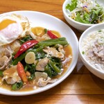 Spicy stir-fried rice with water spinach and pork and Thai soy sauce noodle set
