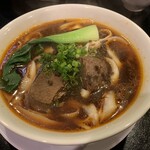 中華食房 正記 - 紅焼牛肉刀削麺（豆板醤と醤油で煮たスープ）
