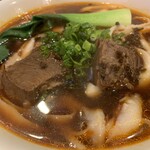 中華食房 正記 - 紅焼牛肉刀削麺（豆板醤と醤油で煮たスープ）