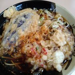 立喰そば かしやま - 七味を振りかけて